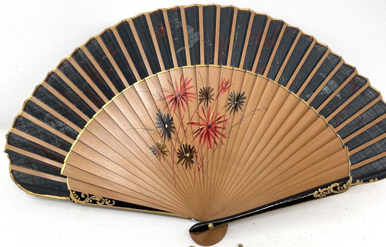 A carved wood fan, silk painted flowers, 25 cm, boxed, and three other fans (4) - Image 4 of 15