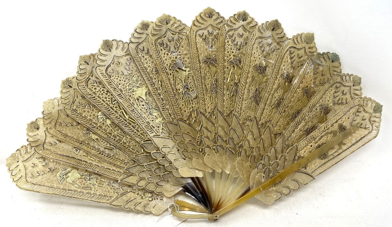 A mother of pearl fan, the lace painted flowers, 18 cm and three other fans (4) - Bild 7 aus 12