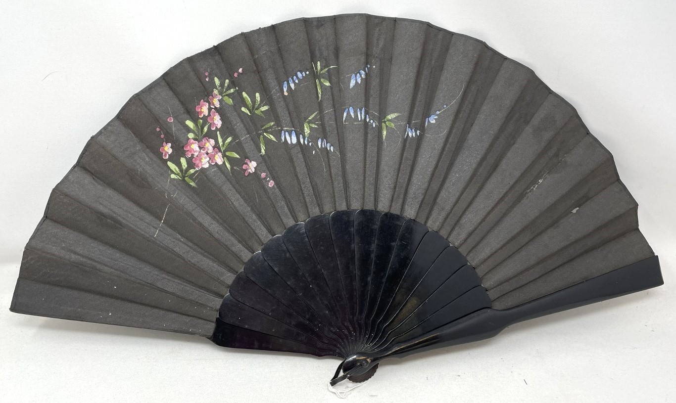 An ebonised fan, the silk painted flowers, 25 cm, boxed, and five other fans (6) - Image 9 of 24