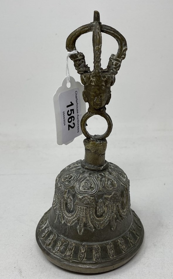 An Indo-Chinese style hand bell, 17.5 cm high, with a clapper - Image 3 of 5
