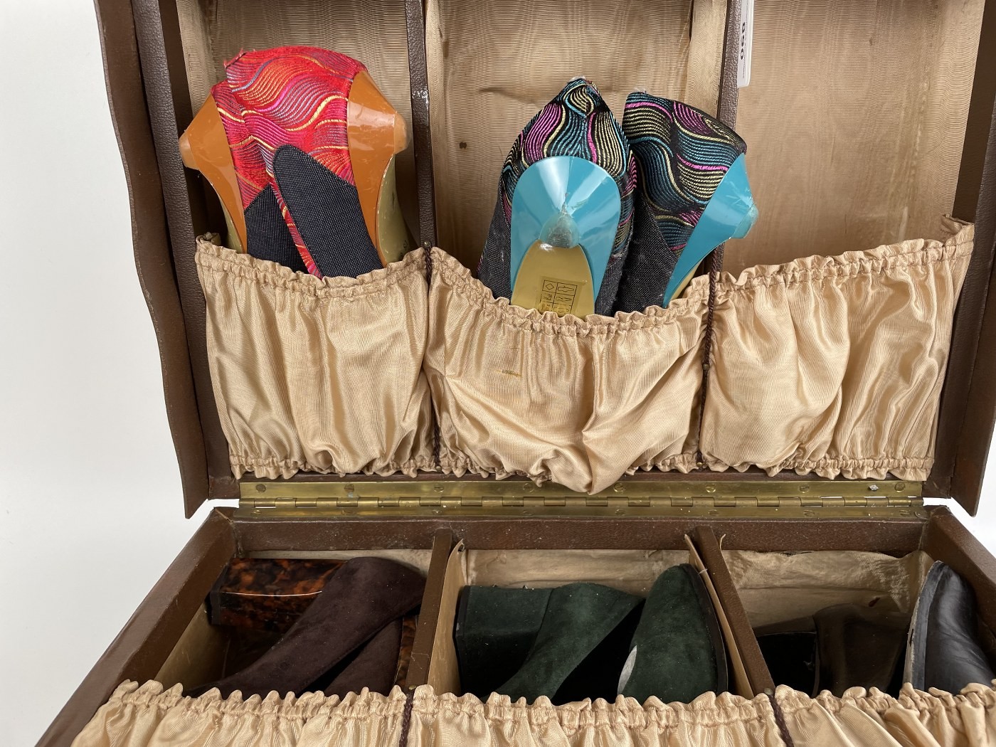 A vintage travelling shoe case, to include five pairs of ladies shoes - Image 3 of 4