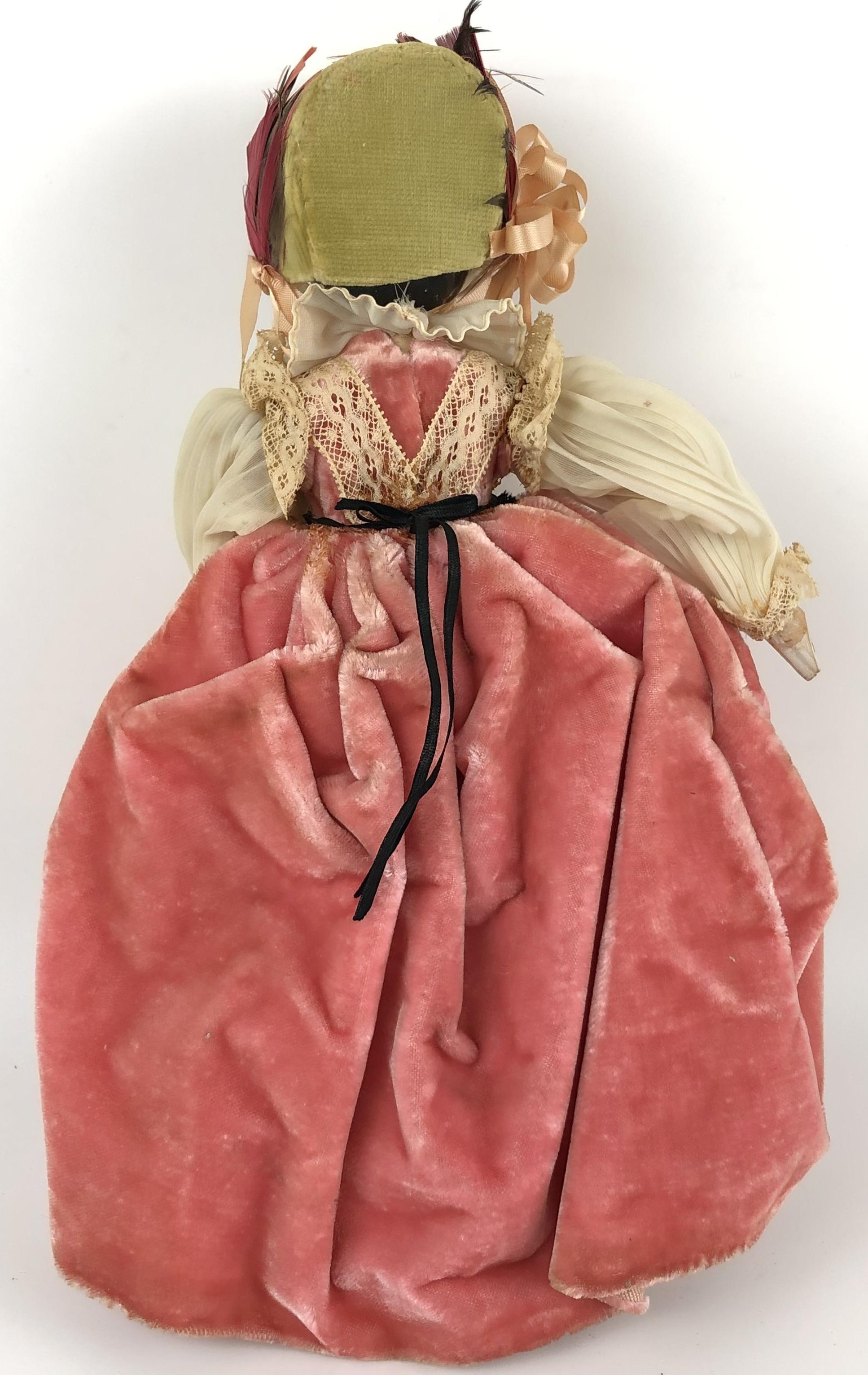 A Grodnertal style painted wooden doll, 30 cm Provenance: Sold on behalf of SNCBS - Bild 2 aus 4