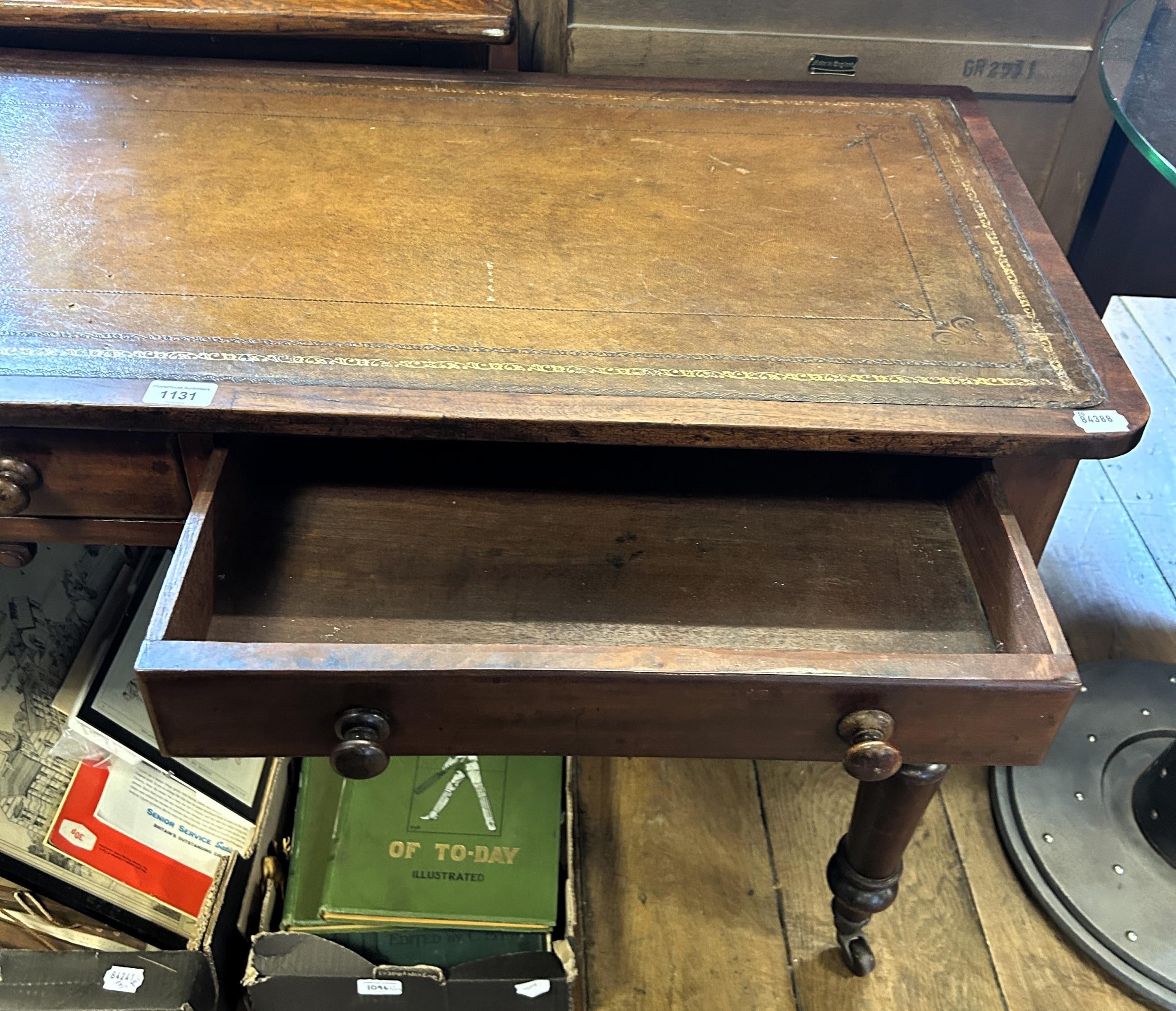 A mahogany kneehole desk, 125 cm wide - Image 4 of 4