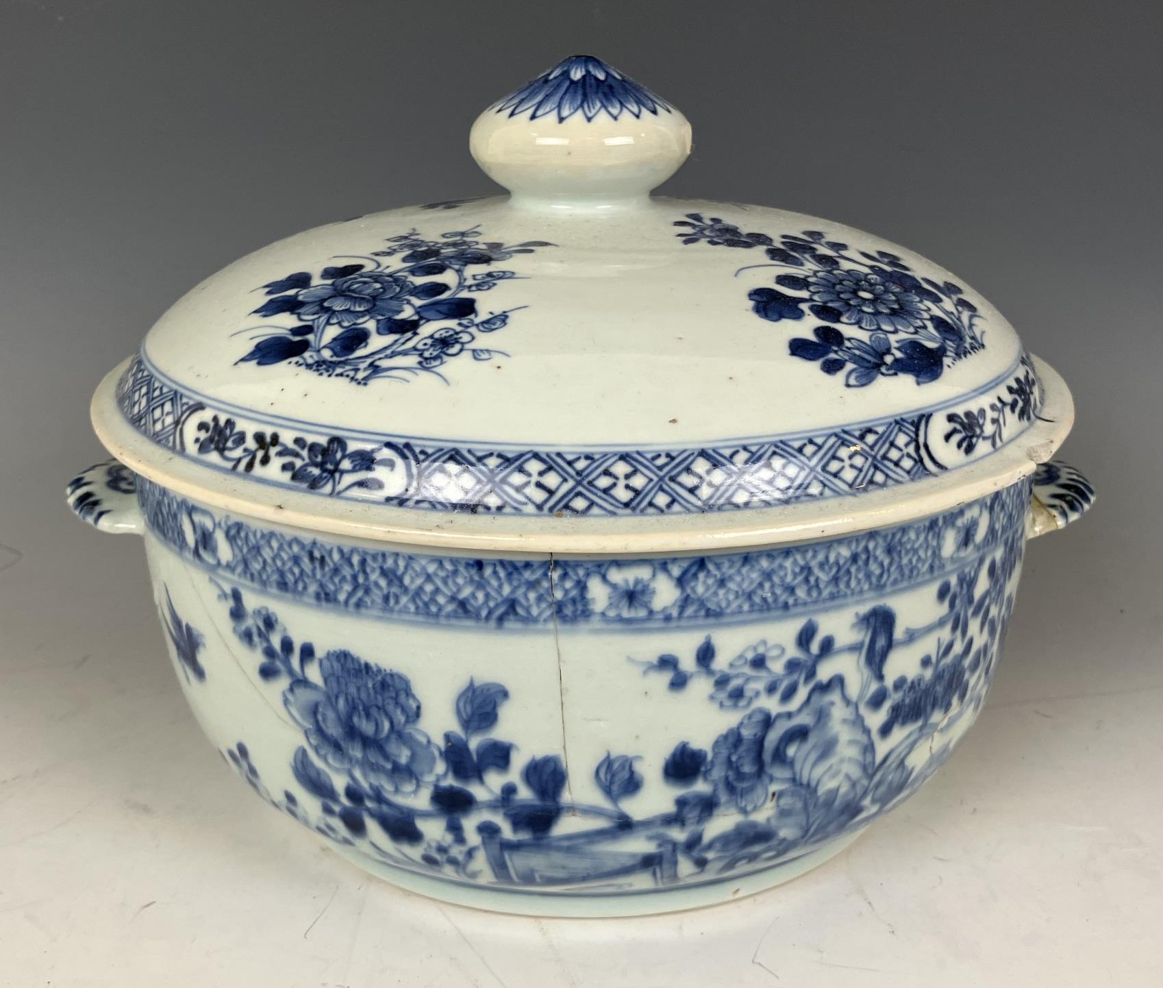 A Chinese blue and white tureen and cover, 30 cm, four bowls, and an octagonal plate (box) All items