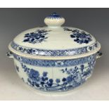 A Chinese blue and white tureen and cover, 30 cm, four bowls, and an octagonal plate (box) All items