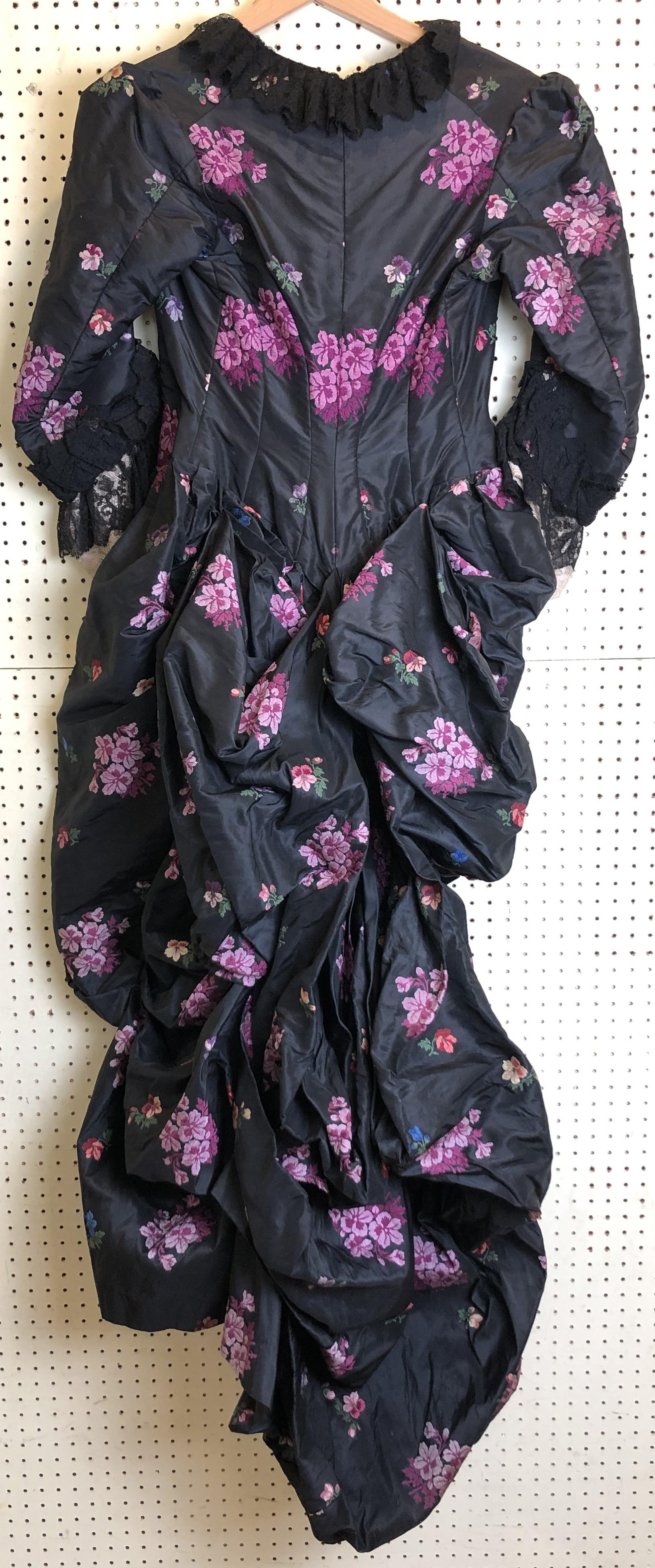 An embroidered silk dress - Bild 5 aus 5