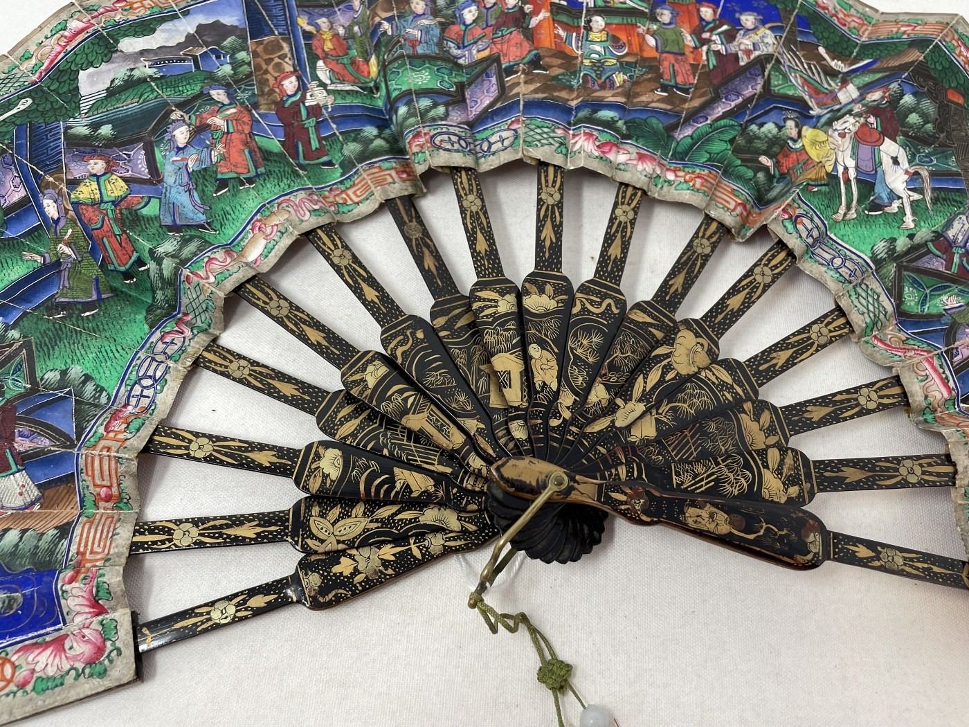 A lacquered fan, decorated figures, paper painted with figures, 22 cm - Image 4 of 4