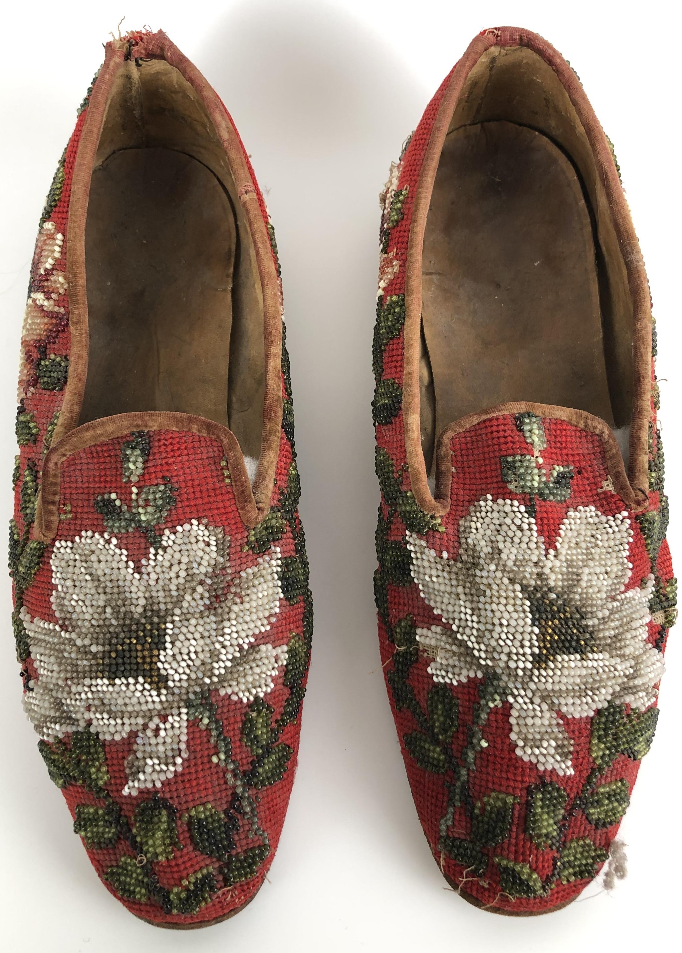 A pair of late 19th/early 20th century beadwork slippers, decorated flowers - Image 2 of 9