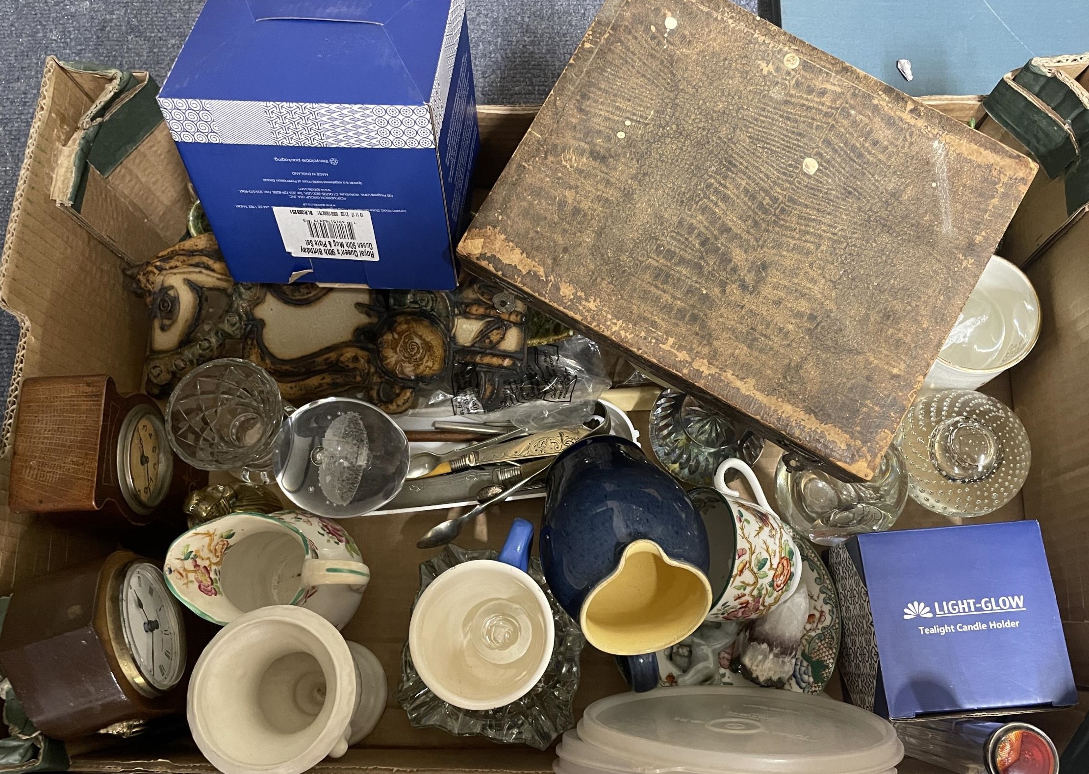 A clock, another, and assorted items (box) - Image 2 of 2