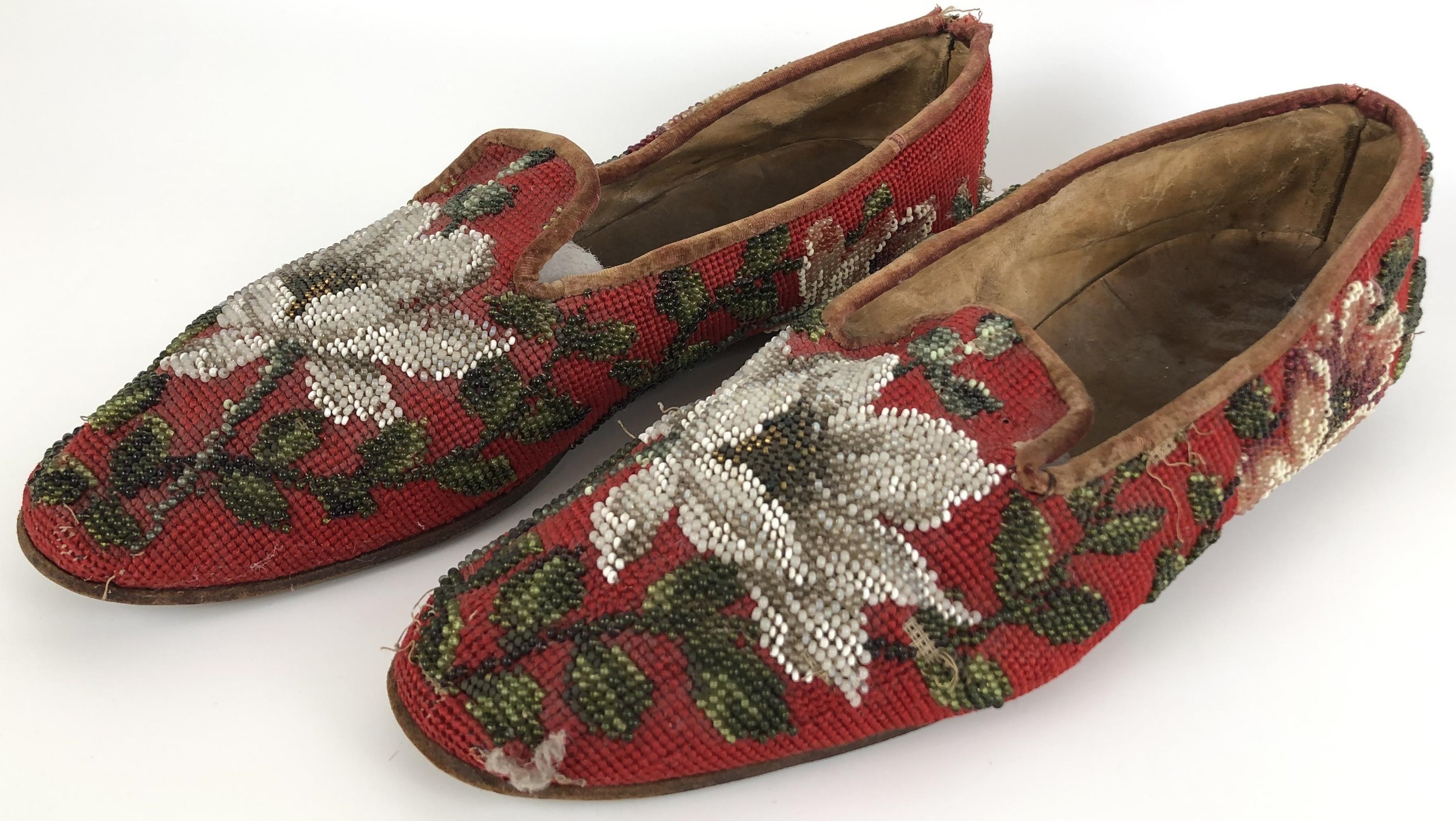 A pair of late 19th/early 20th century beadwork slippers, decorated flowers - Image 3 of 9