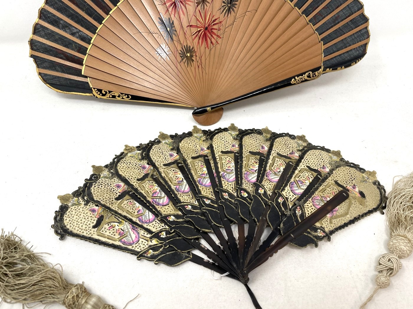 A carved wood fan, silk painted flowers, 25 cm, boxed, and three other fans (4) - Image 5 of 15
