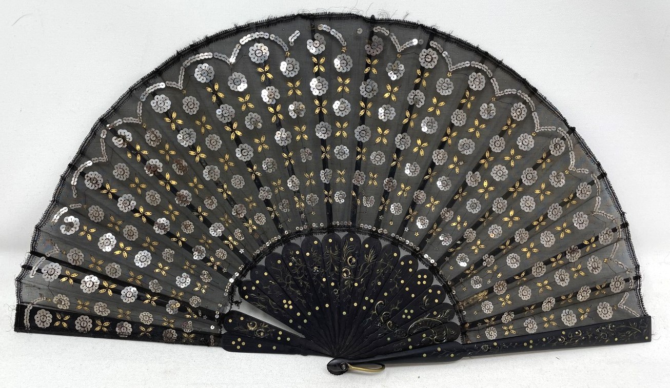 A carved ebony fan, the lace decorated applied flowers, 25 cm, boxed - Image 4 of 6