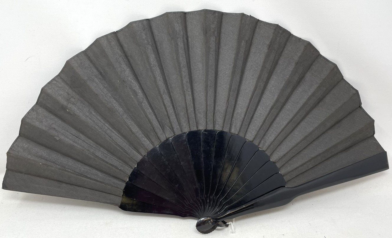 An ebonised fan, the silk painted flowers, 25 cm, boxed, and five other fans (6) - Image 12 of 24