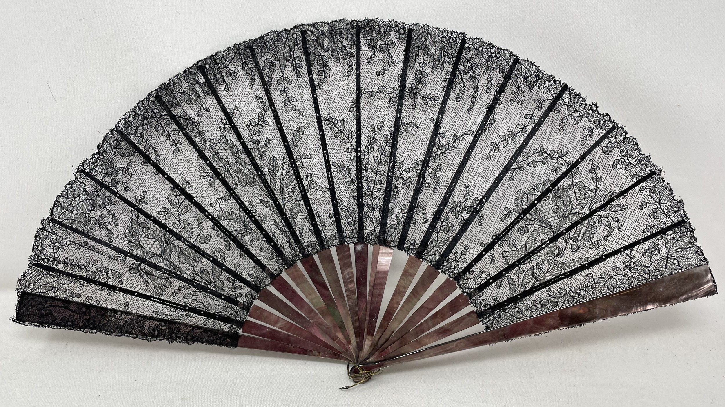 A lacquered fan, decorated figures, paper painted interior scene, 11 cm, boxed, and two other - Bild 7 aus 9