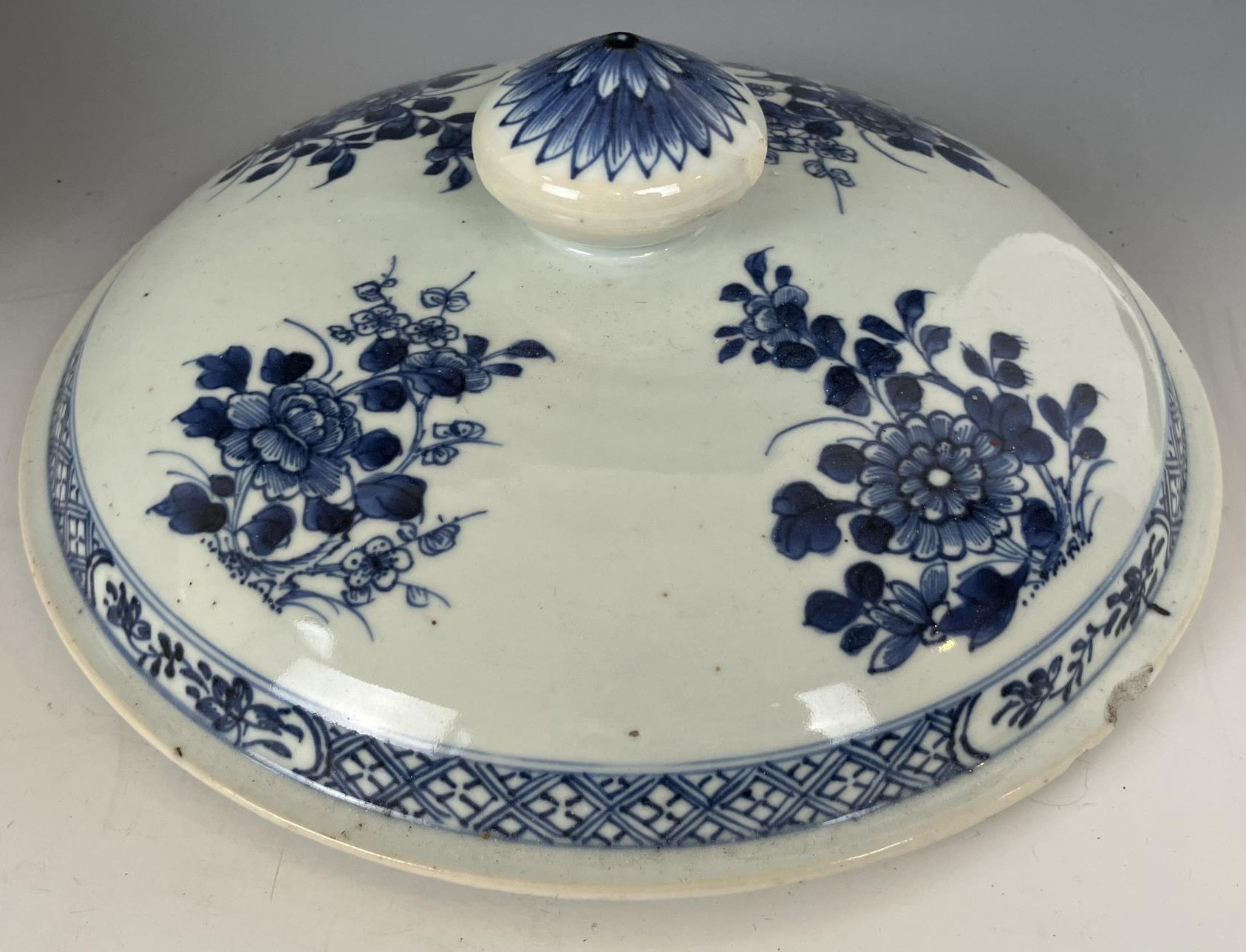 A Chinese blue and white tureen and cover, 30 cm, four bowls, and an octagonal plate (box) All items - Image 3 of 6