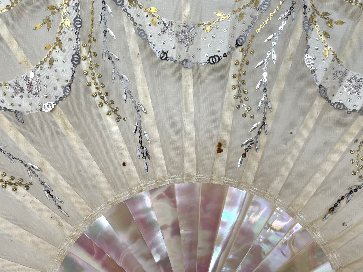 A mother of pearl fan, the lace applied paper festoons, 24 cm - Bild 5 aus 6