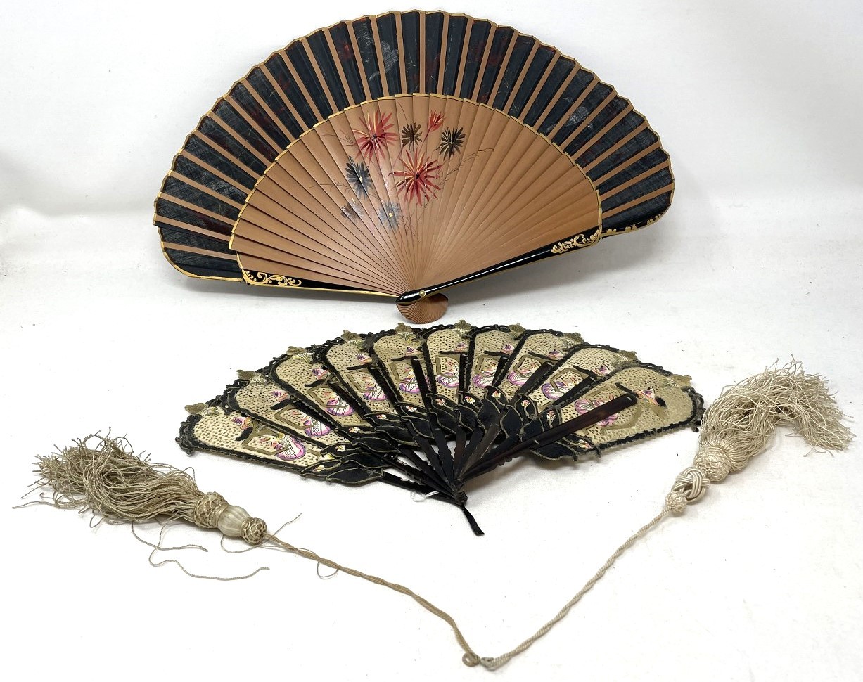 A carved wood fan, silk painted flowers, 25 cm, boxed, and three other fans (4) - Bild 3 aus 15