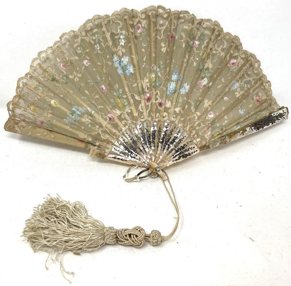 A mother of pearl fan, the lace painted flowers, 18 cm and three other fans (4) - Bild 6 aus 12