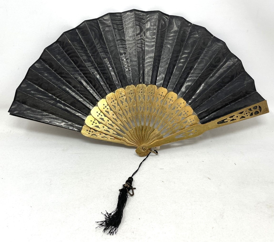 An ebonised fan, the silk painted flowers, 25 cm, boxed, and five other fans (6) - Image 17 of 24