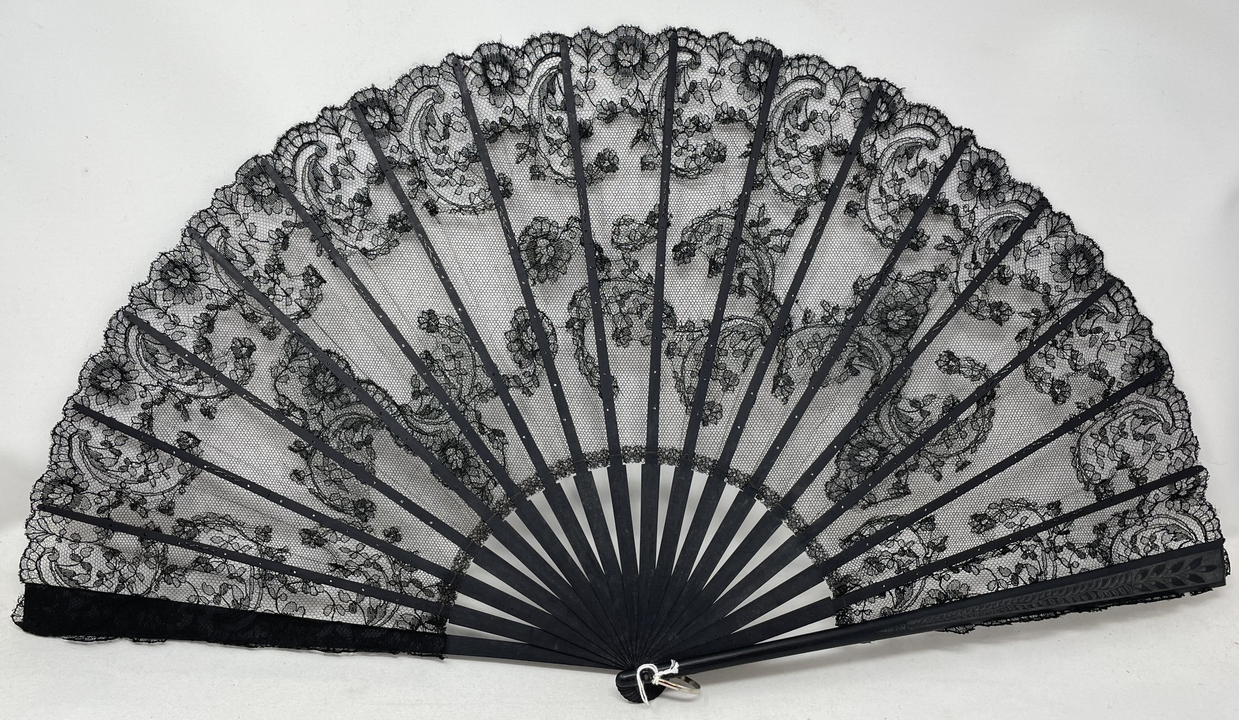 A carved ebony fan, lace decorated flowers, 36 cm and five other fans (6) - Bild 5 aus 13