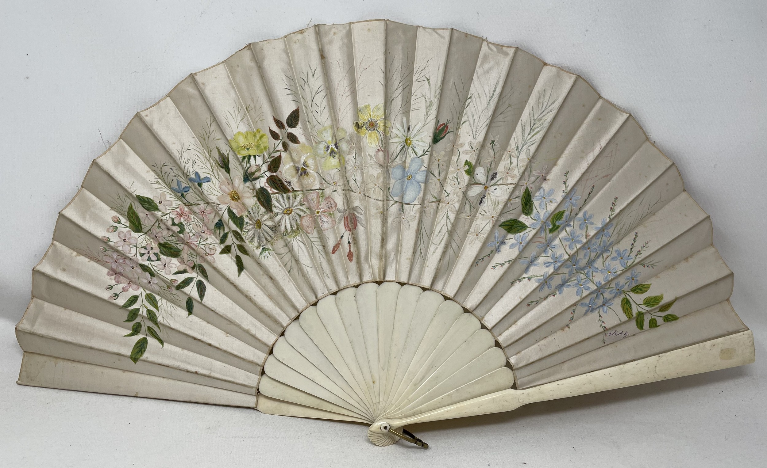 A carved giltwood fan, with pierced decoration, silk decorated butterflies, 10 cm, and two other - Bild 3 aus 9