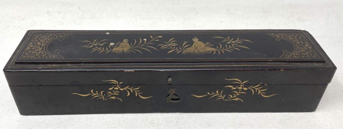 A Chinese carved fan, the paper decorated a landscape, 29 cm, a lacquered fan box, and a lacquered - Bild 3 aus 11