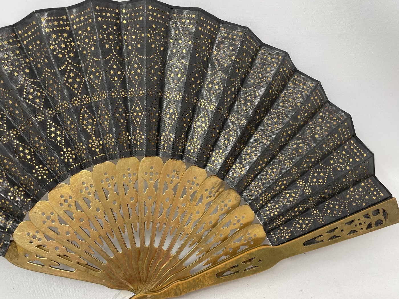 An ebonised fan, the silk painted flowers, 25 cm, boxed, and five other fans (6) - Image 16 of 24