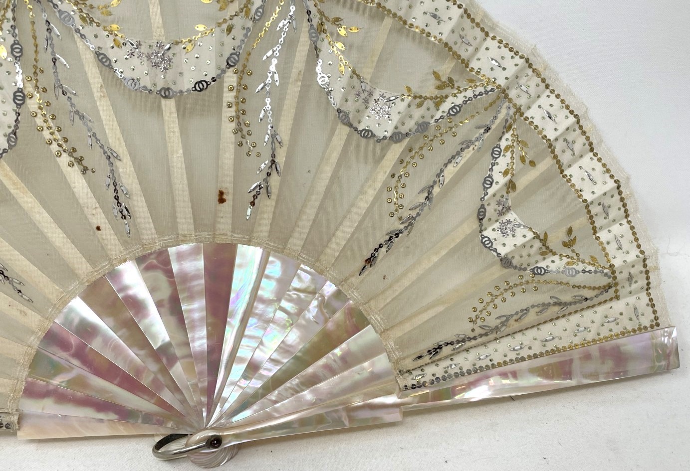 A mother of pearl fan, the lace applied paper festoons, 24 cm - Bild 4 aus 6