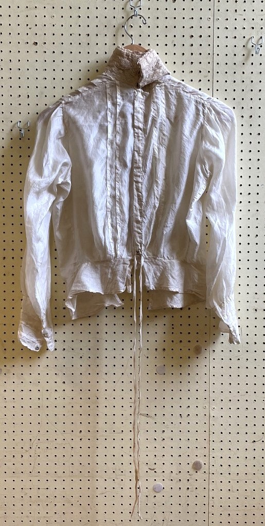 A late 19th century/early 20th century blouse, with a lace collar and trim - Image 2 of 7
