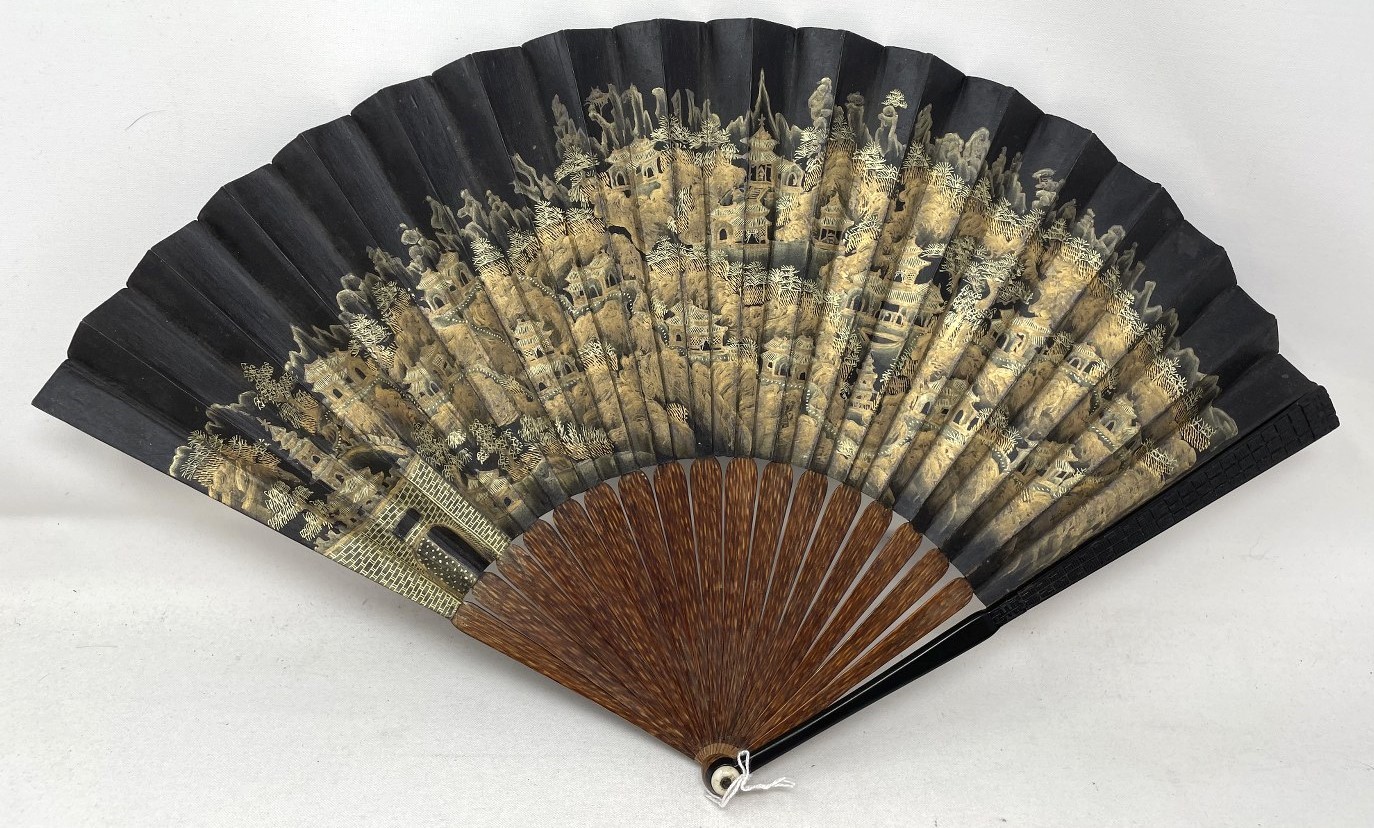 A Chinese carved fan, the paper decorated a landscape, 29 cm, a lacquered fan box, and a lacquered - Image 8 of 11