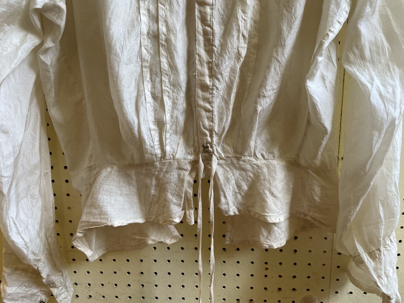 A late 19th century/early 20th century blouse, with a lace collar and trim - Image 5 of 7
