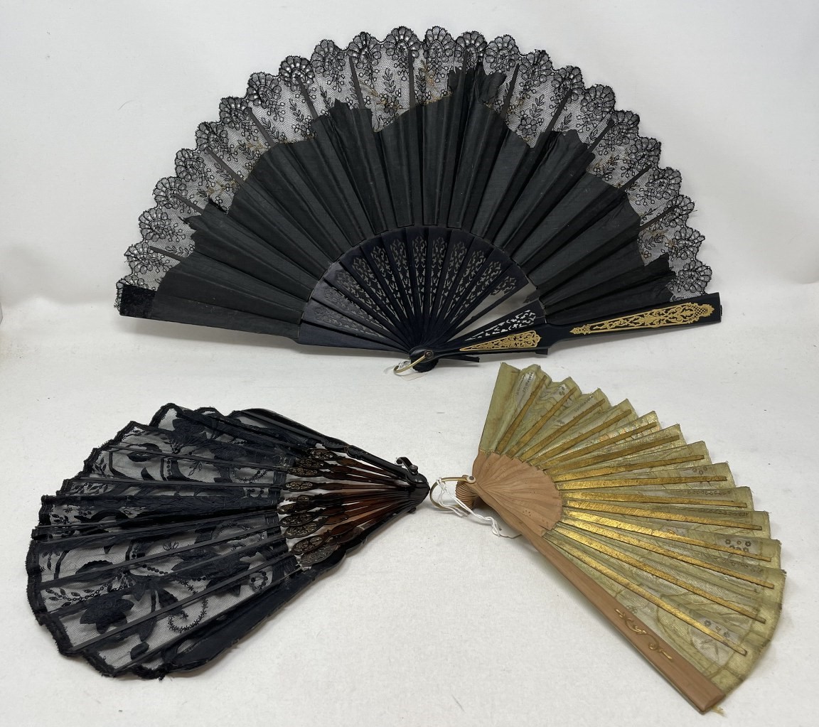 A painted wooden fan, painted a tavern scene, 29 cm, and four other fans (5) - Image 5 of 8