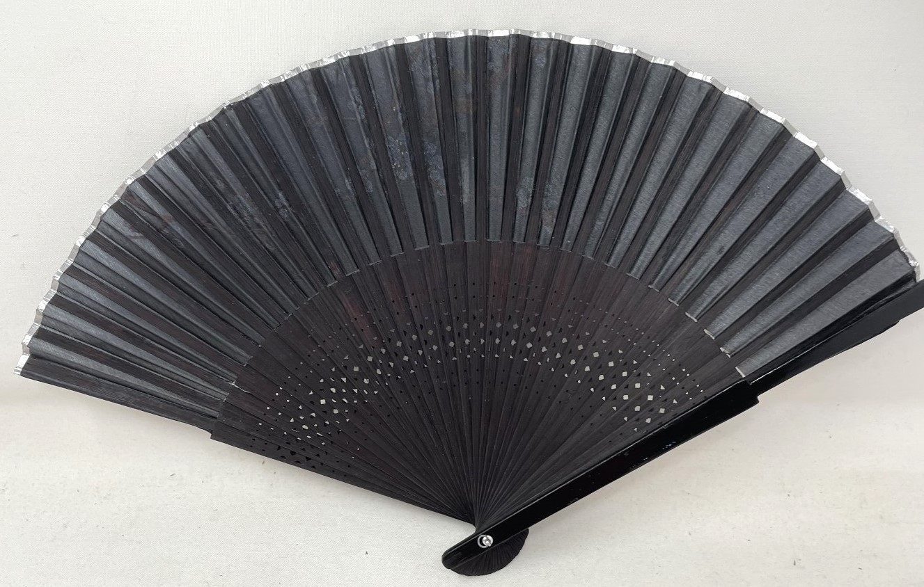 An ebonised fan, the silk painted flowers, 25 cm, boxed, and five other fans (6) - Image 5 of 24
