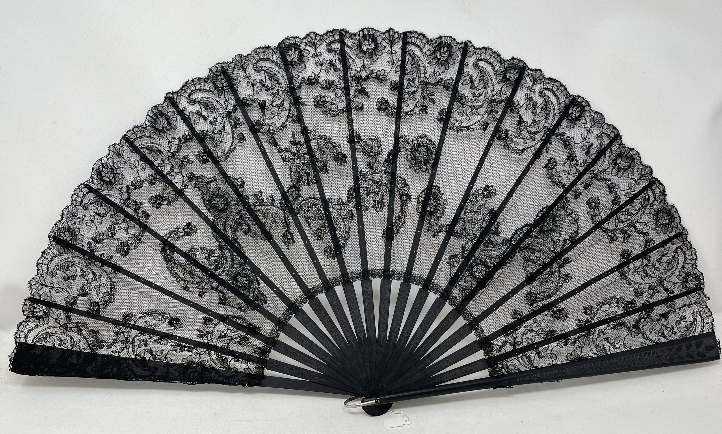 A carved ebony fan, lace decorated flowers, 36 cm and five other fans (6) - Image 4 of 13