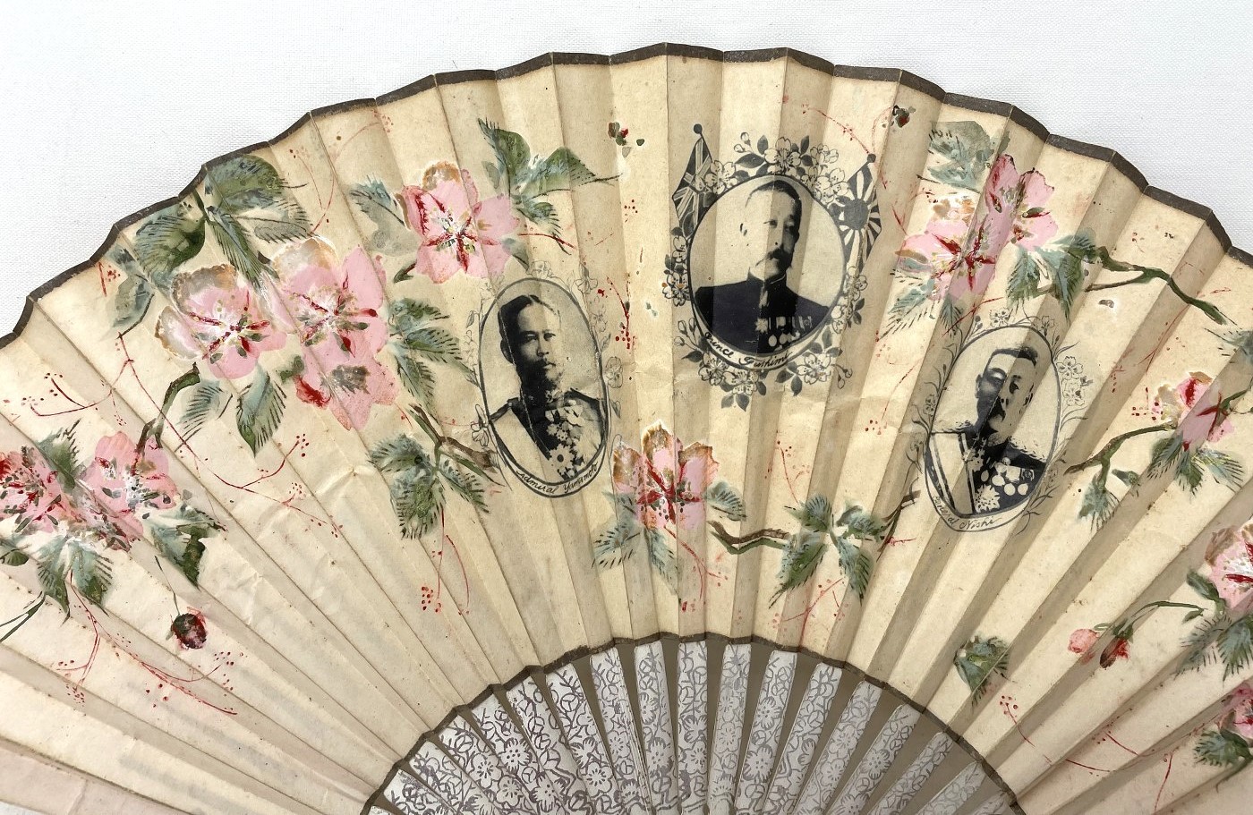 A painted fan, the paper decorated print of military leaders, 23 cm, and four others (5) - Bild 9 aus 20