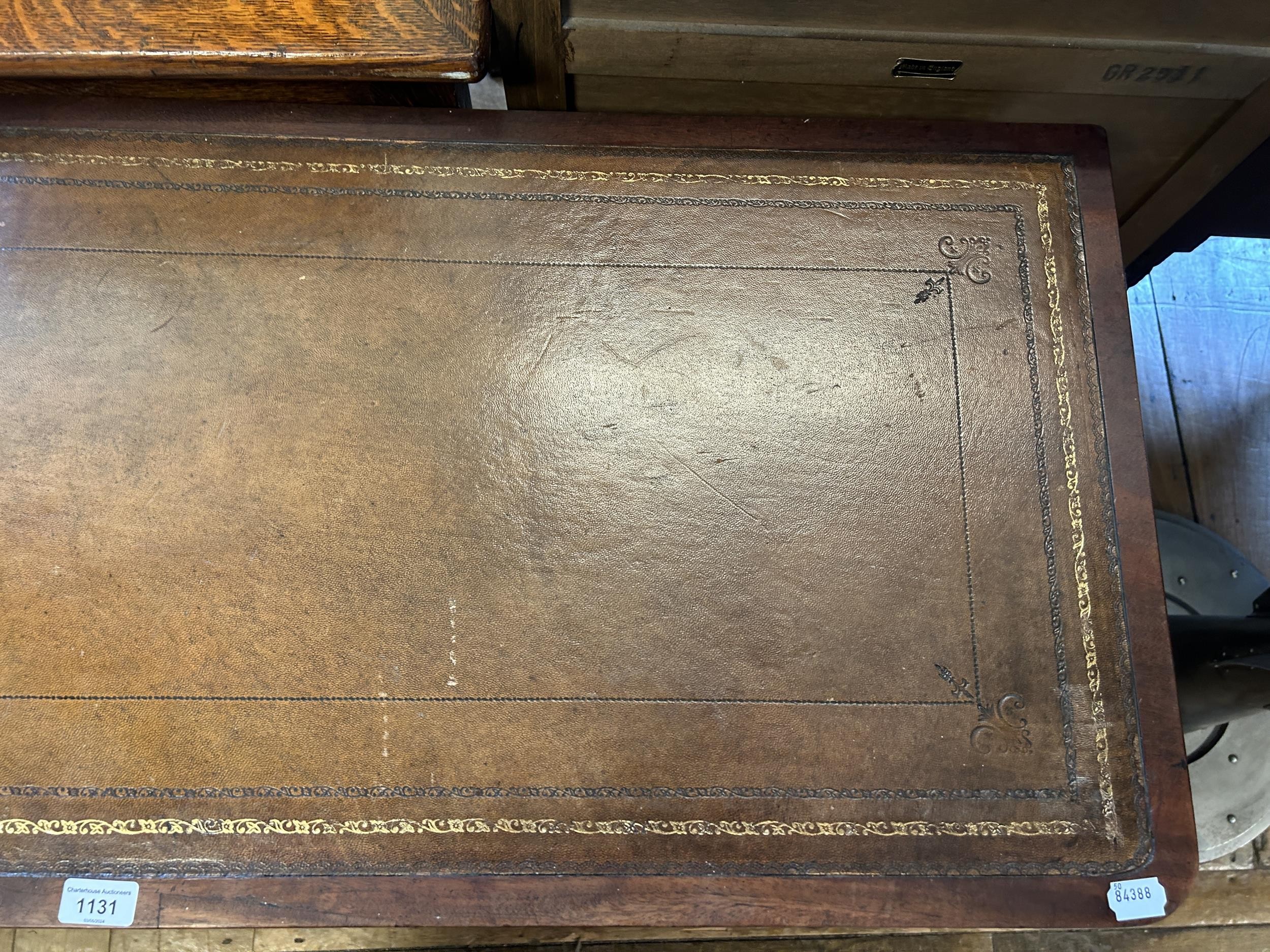 A mahogany kneehole desk, 125 cm wide - Image 3 of 4
