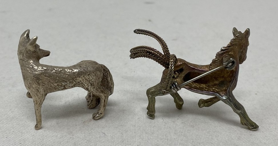 A pair of novelty silver plated knife rests, in the form of greyhounds, a brooch in the form of a - Image 8 of 11