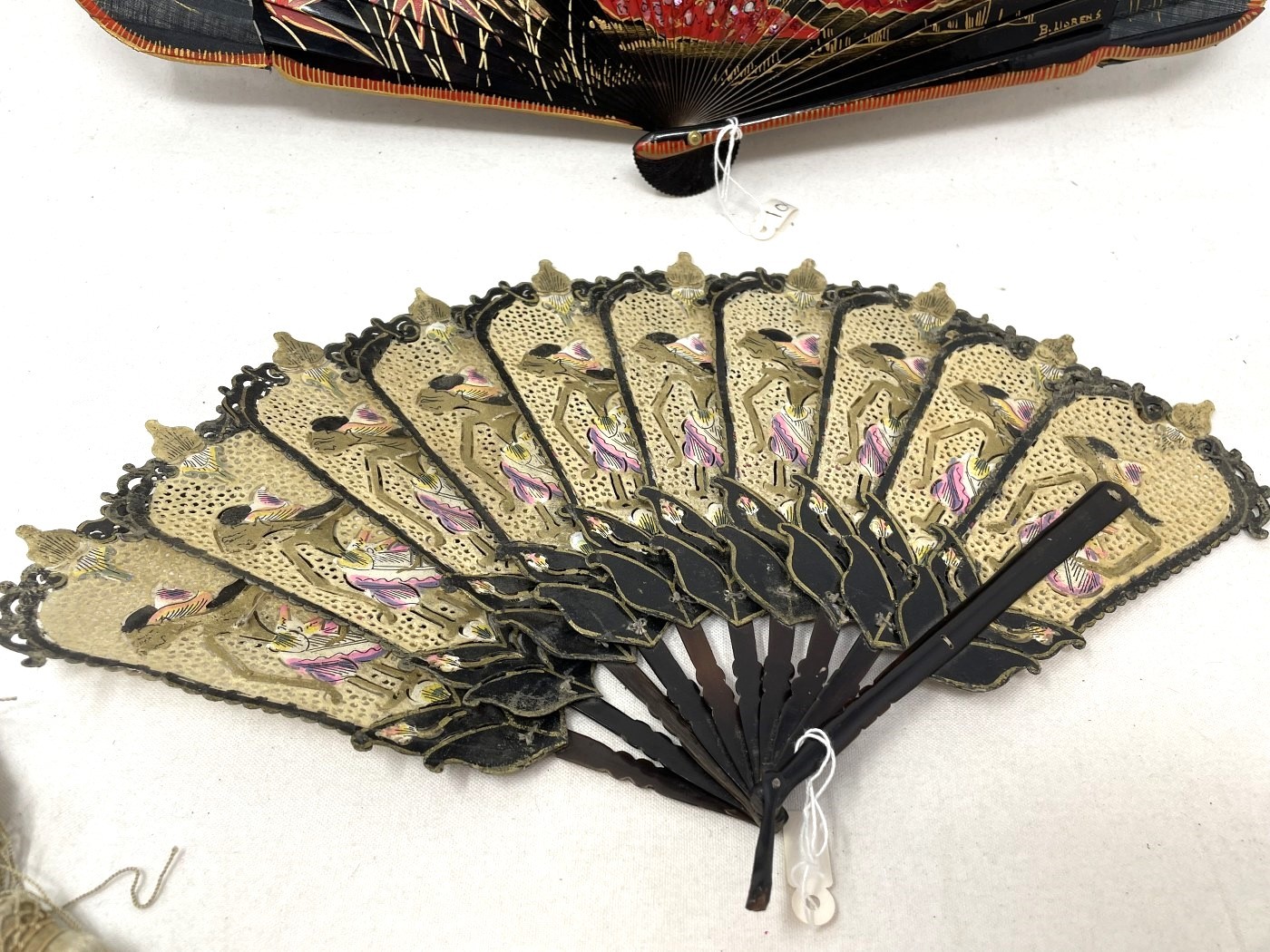 A carved wood fan, silk painted flowers, 25 cm, boxed, and three other fans (4) - Image 8 of 15