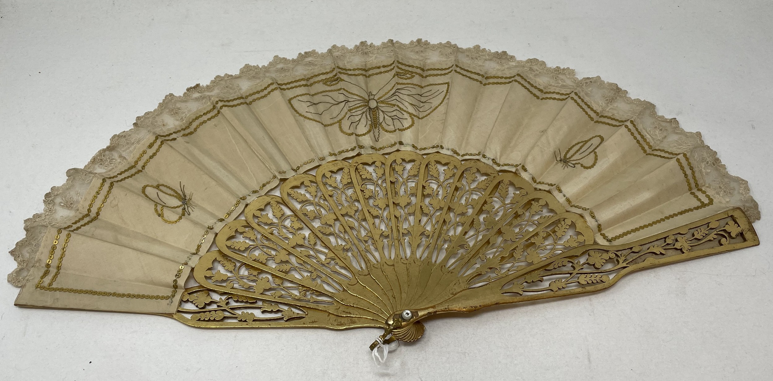A carved giltwood fan, with pierced decoration, silk decorated butterflies, 10 cm, and two other - Image 6 of 9