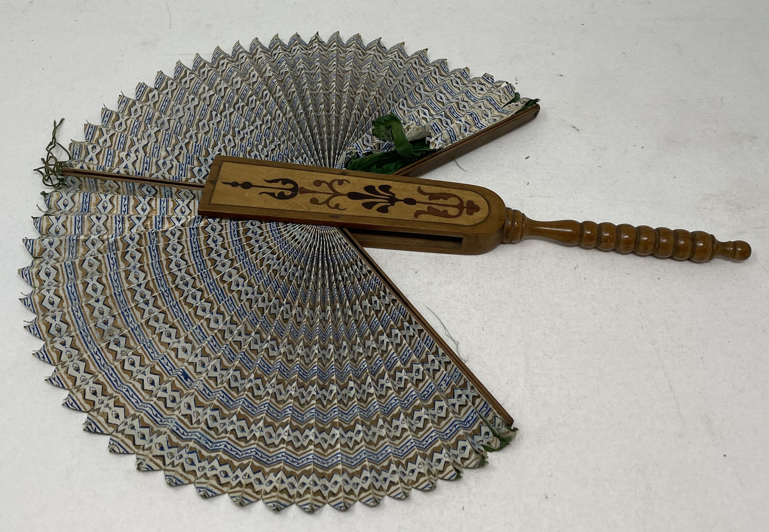 A carved ebony fan, lace decorated flowers, 36 cm and five other fans (6) - Bild 10 aus 13