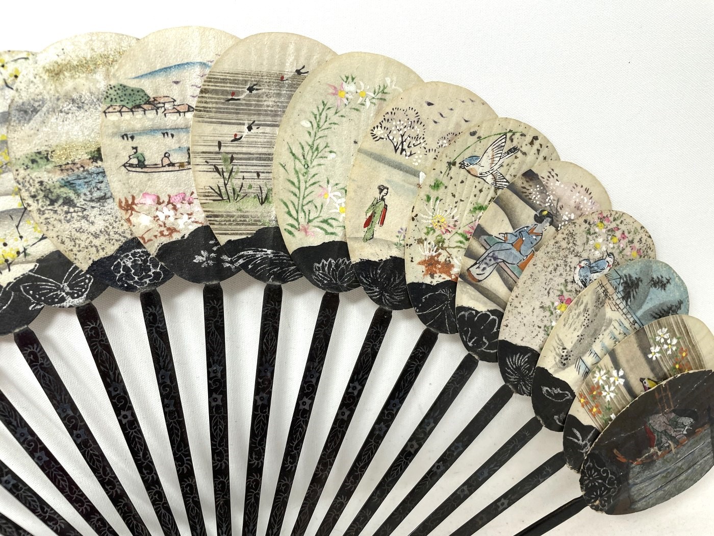 A painted fan, the paper decorated print of military leaders, 23 cm, and four others (5) - Image 3 of 20