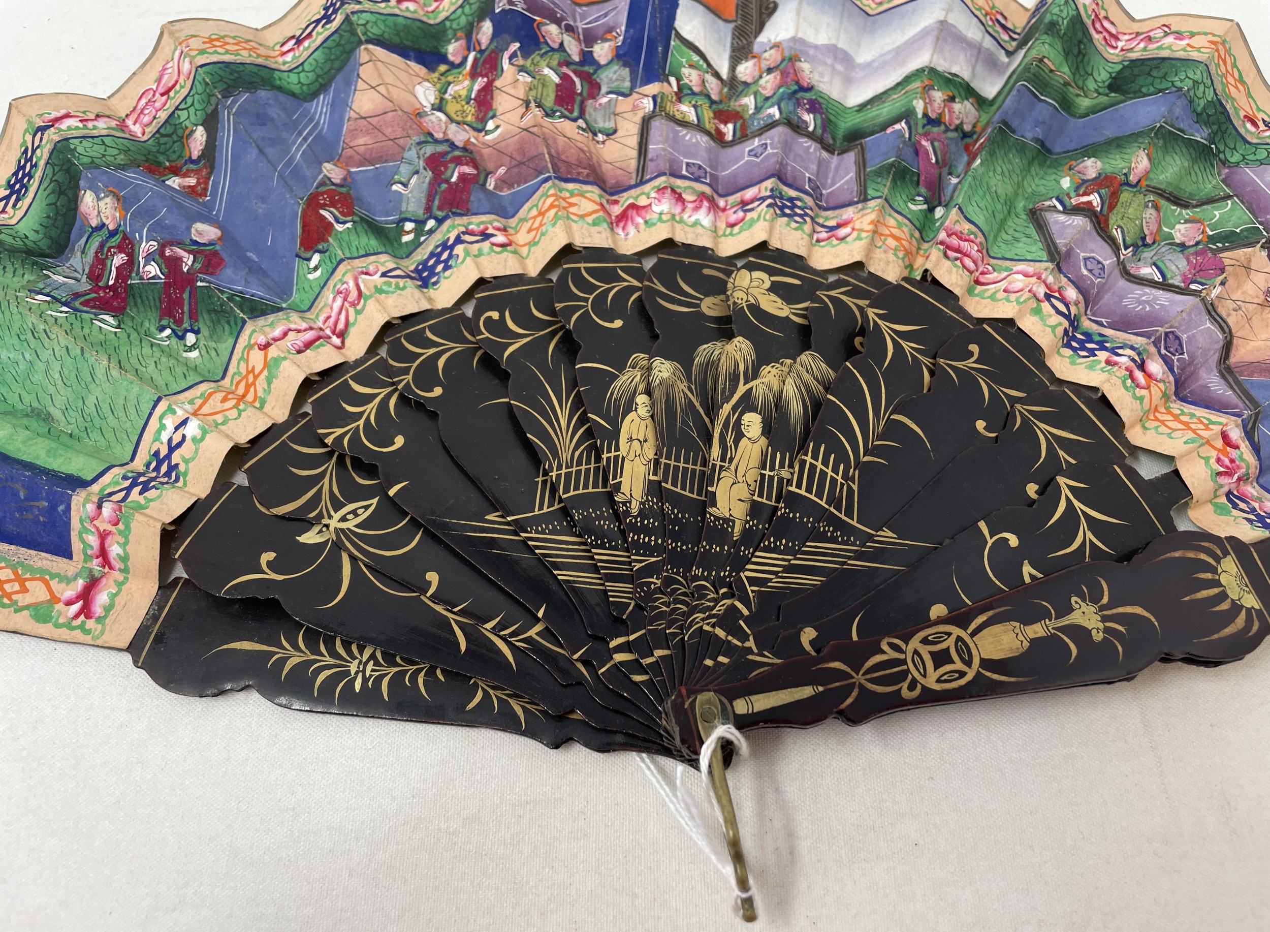 A Chinese lacquered fan, decorated figures, paper painted interior scene, 9.5 cm - Image 4 of 5