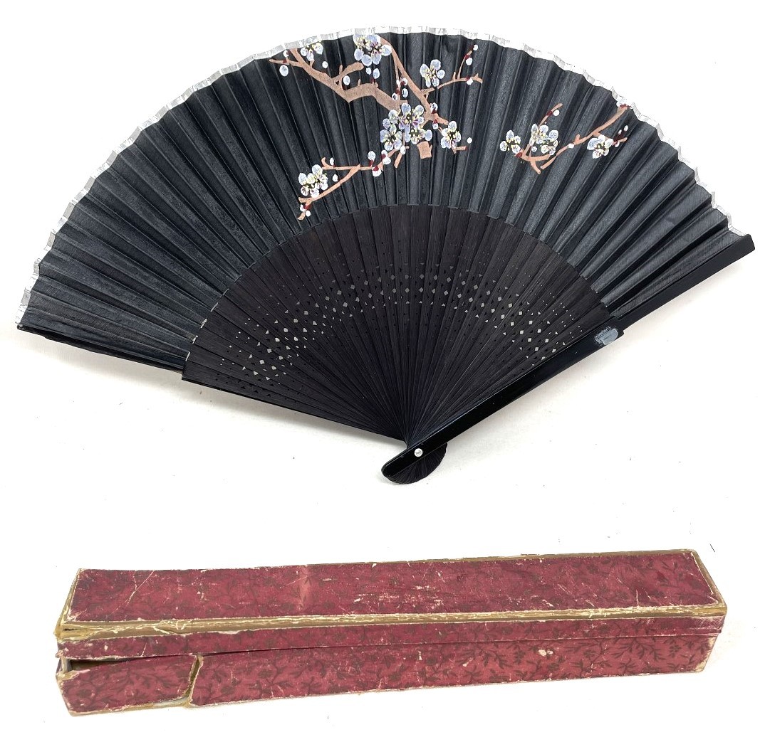 An ebonised fan, the silk painted flowers, 25 cm, boxed, and five other fans (6) - Image 3 of 24