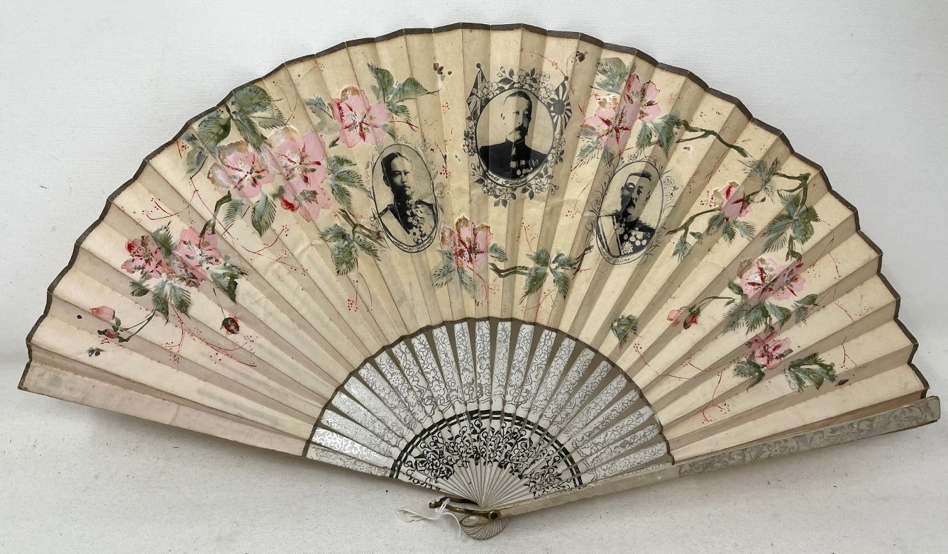 A painted fan, the paper decorated print of military leaders, 23 cm, and four others (5) - Image 8 of 20