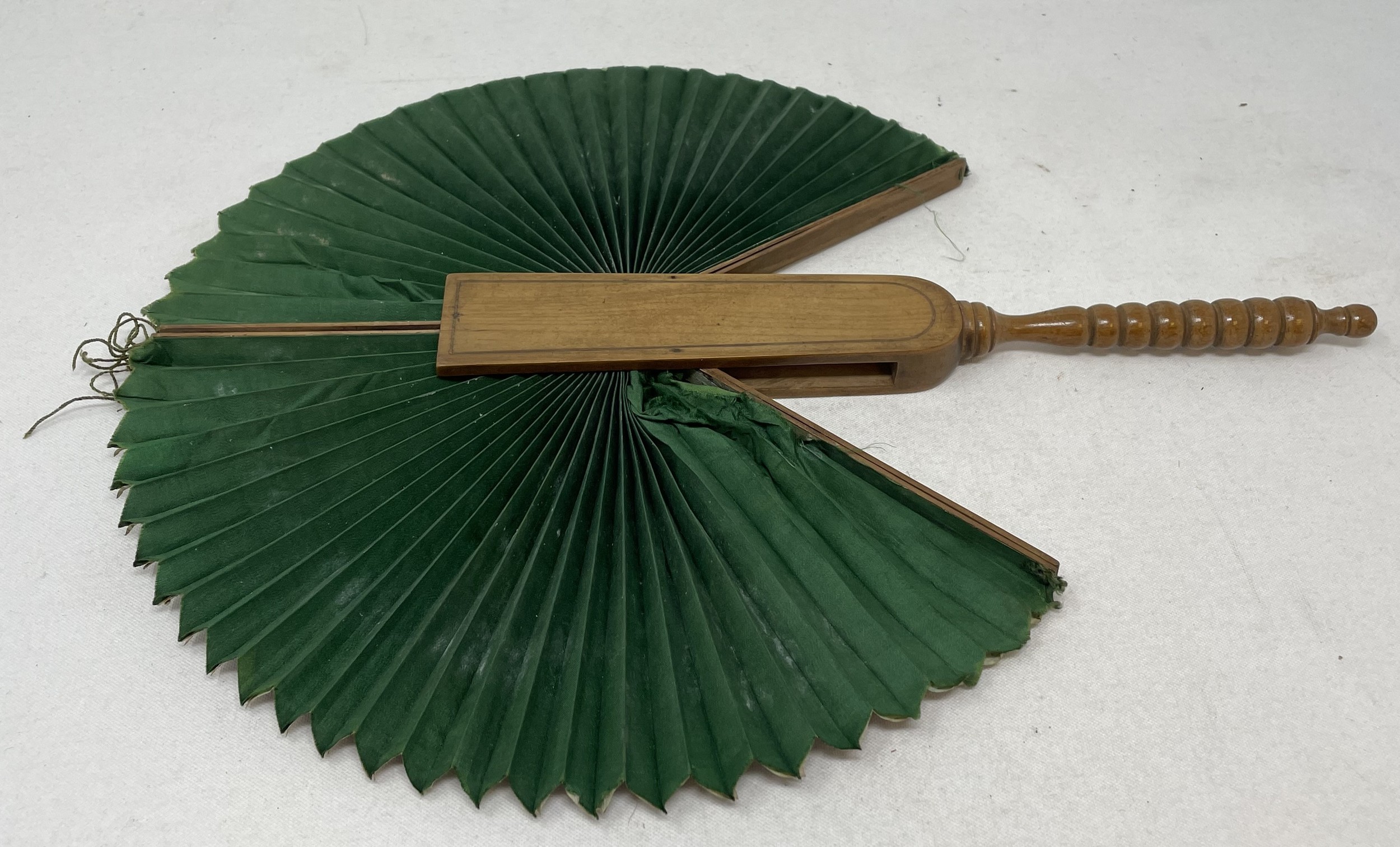 A carved ebony fan, lace decorated flowers, 36 cm and five other fans (6) - Bild 11 aus 13