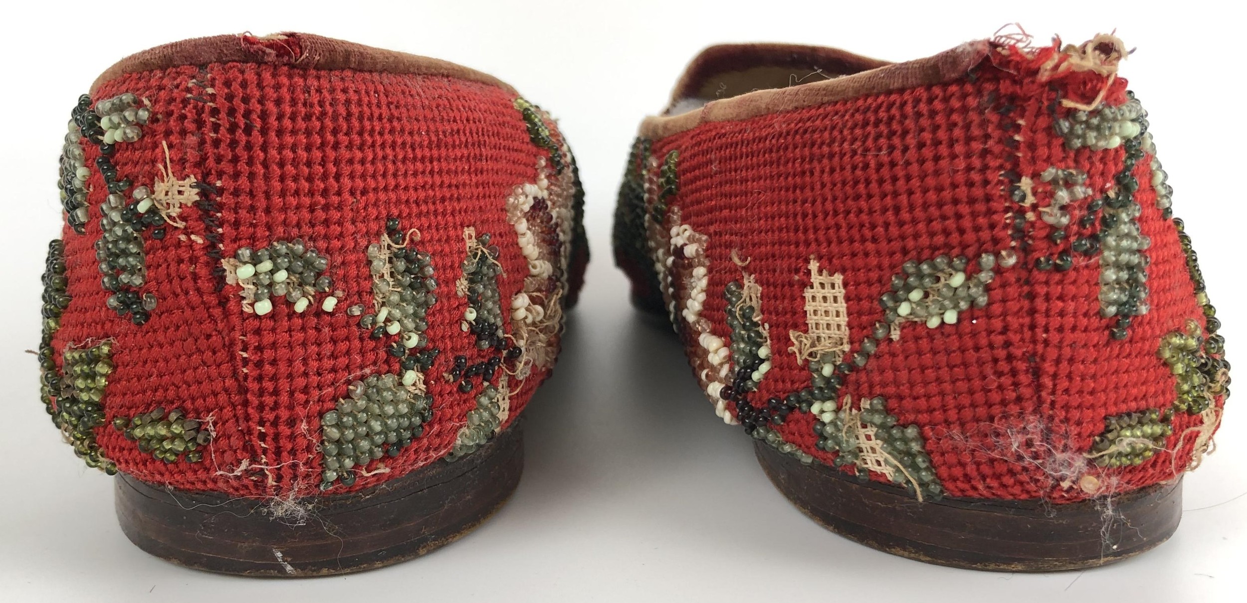 A pair of late 19th/early 20th century beadwork slippers, decorated flowers - Image 5 of 9