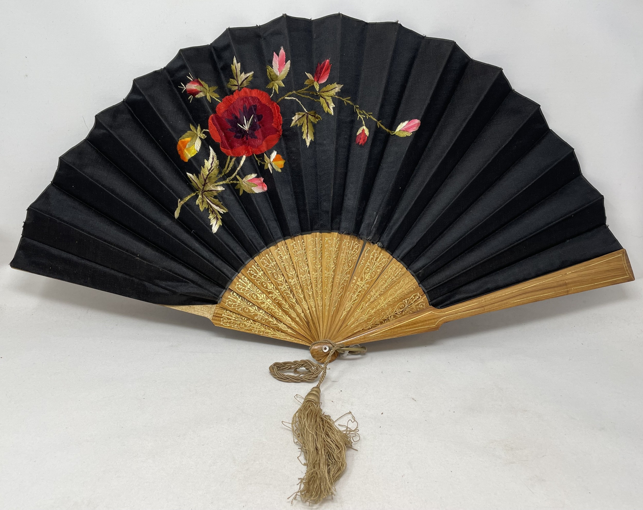 A carved ebony fan, lace decorated flowers, 36 cm and five other fans (6) - Bild 6 aus 13