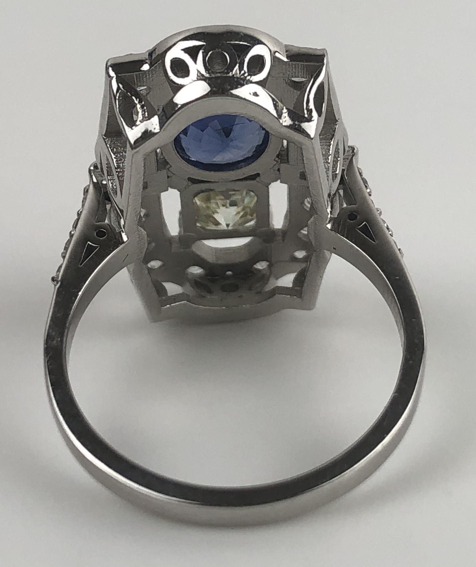 An Art Deco style 18ct white gold, sapphire and diamond panel ring, ring size M Diameter of sapphire - Bild 4 aus 6