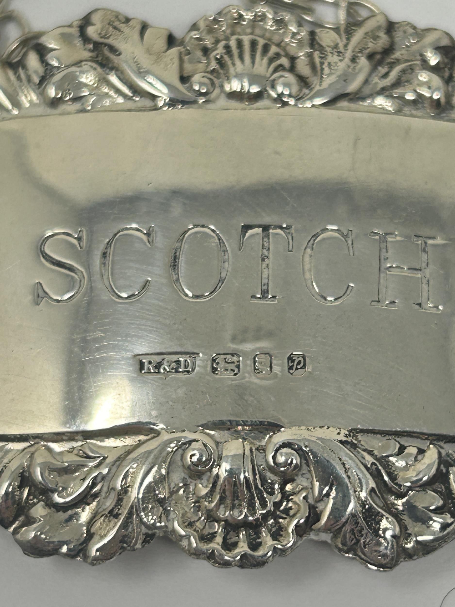 A set of four Elizabeth II silver spirit labels, Port, Gin, Sherry and Scotch, London 1970, and a - Bild 5 aus 7
