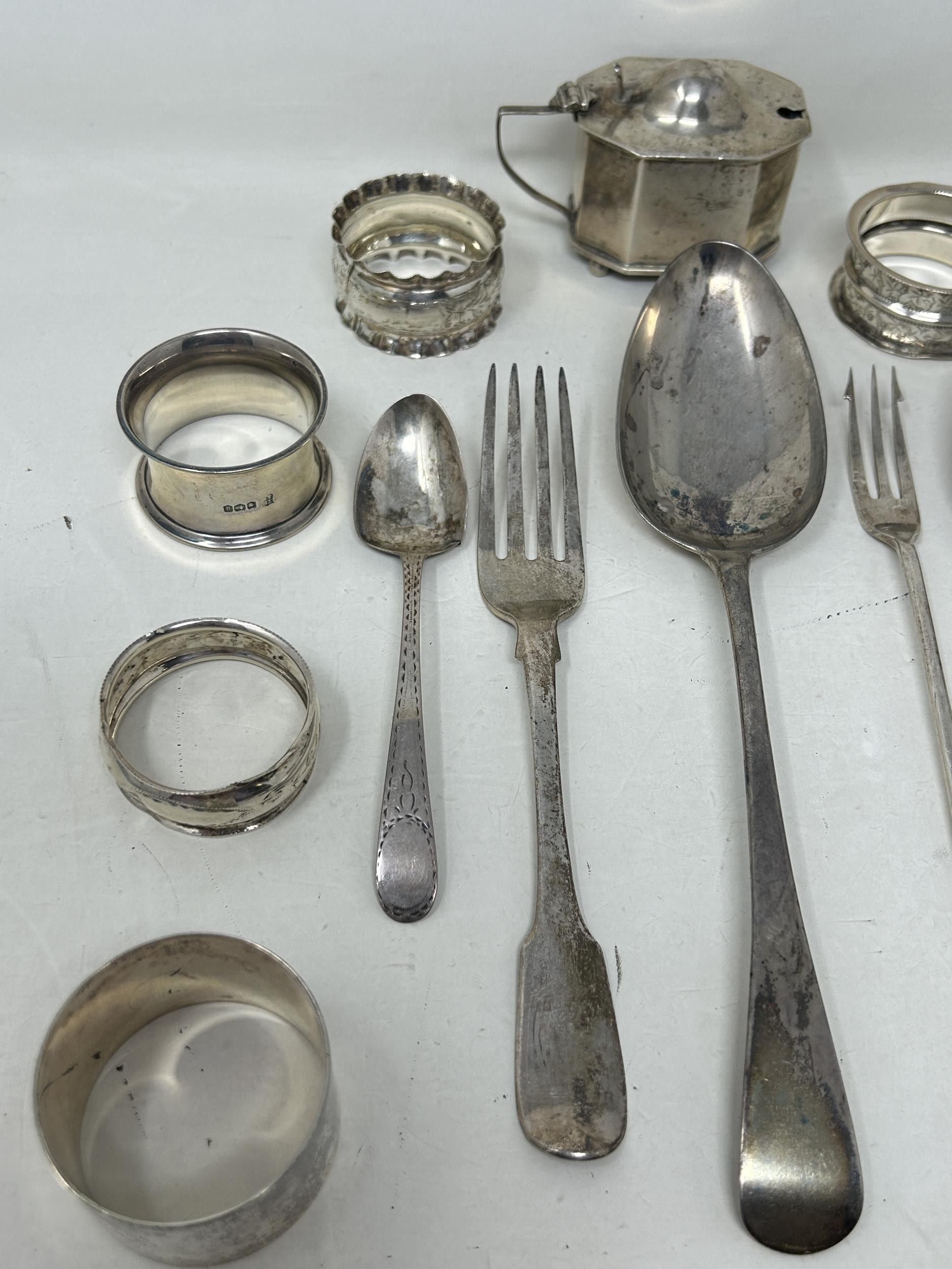 A silver Old English pattern spoon, assorted napkin rings, a mustard pot, and flatware, various - Bild 2 aus 7